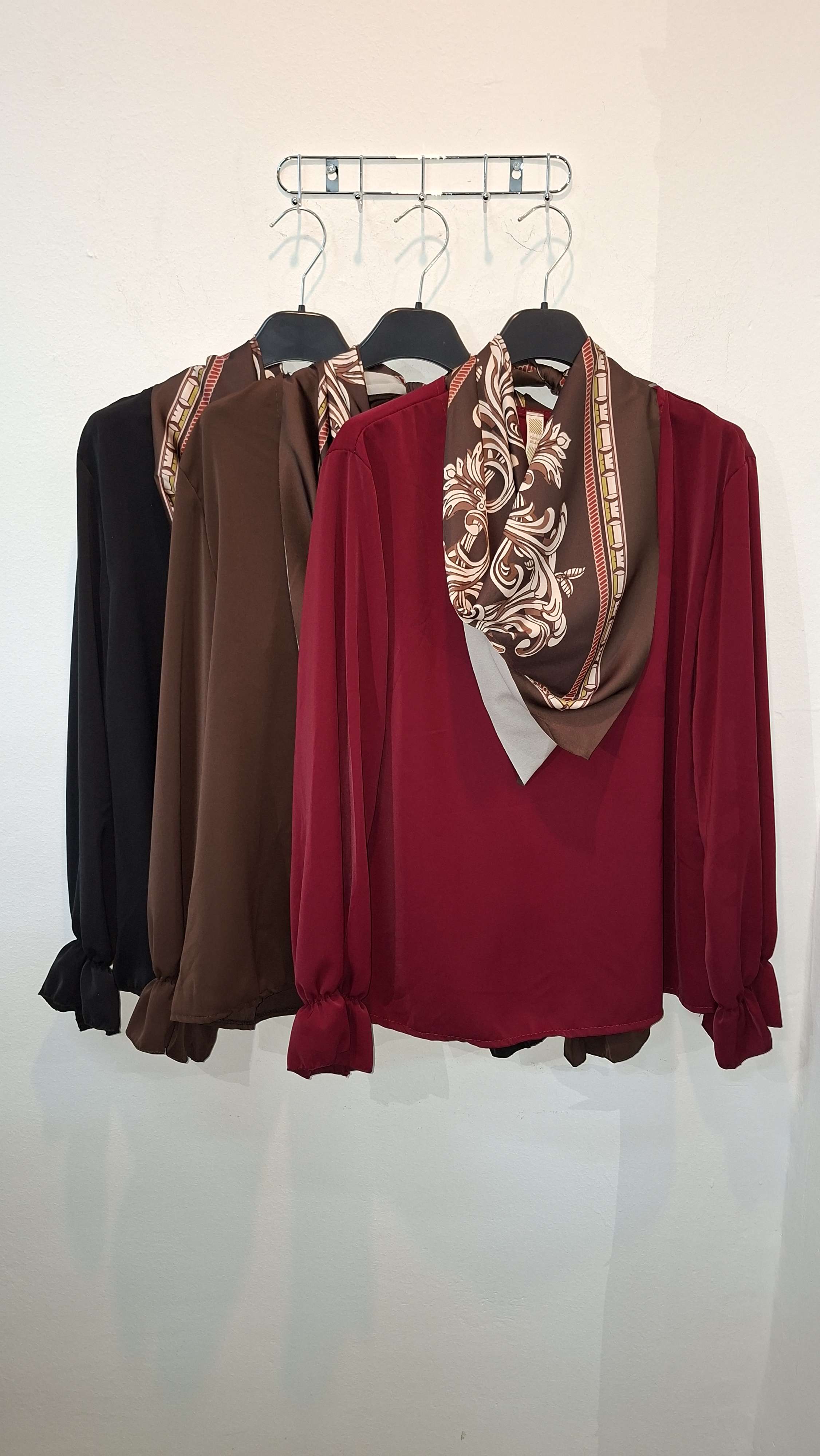Blusa elegante con pañuelo